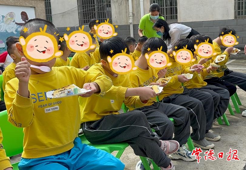 孩子们开心的品尝蛋糕.jpg