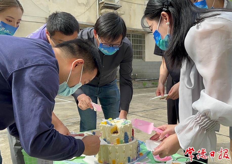 市规划展示馆工作人员为孩子们切分蛋糕.jpg