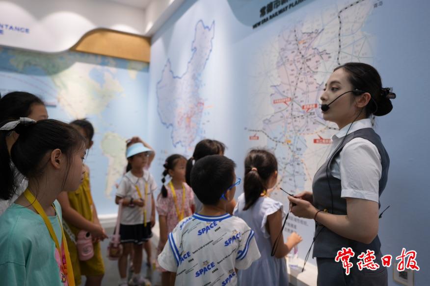 跟随讲解员的步伐，孩子们有序进入各个展区参观学习.jpg