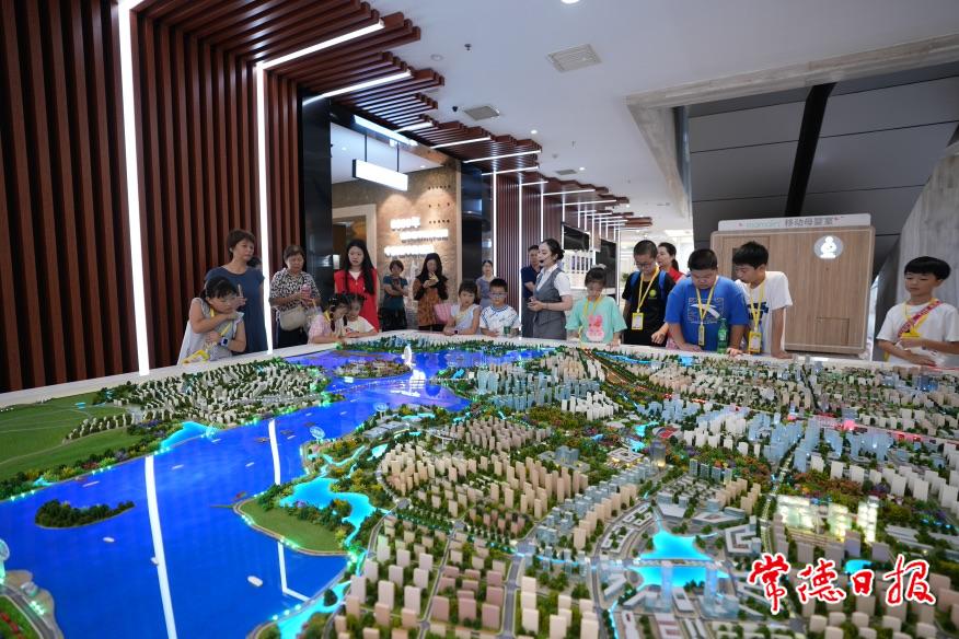 小朋友参观常德市规划展示馆.jpg